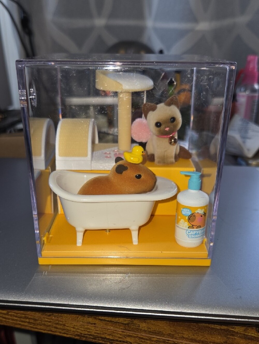 ZURU Mini Brands  My Mini Pets Series 1  Capybara & Siamese Cat Display Case - Picture 6 of 7